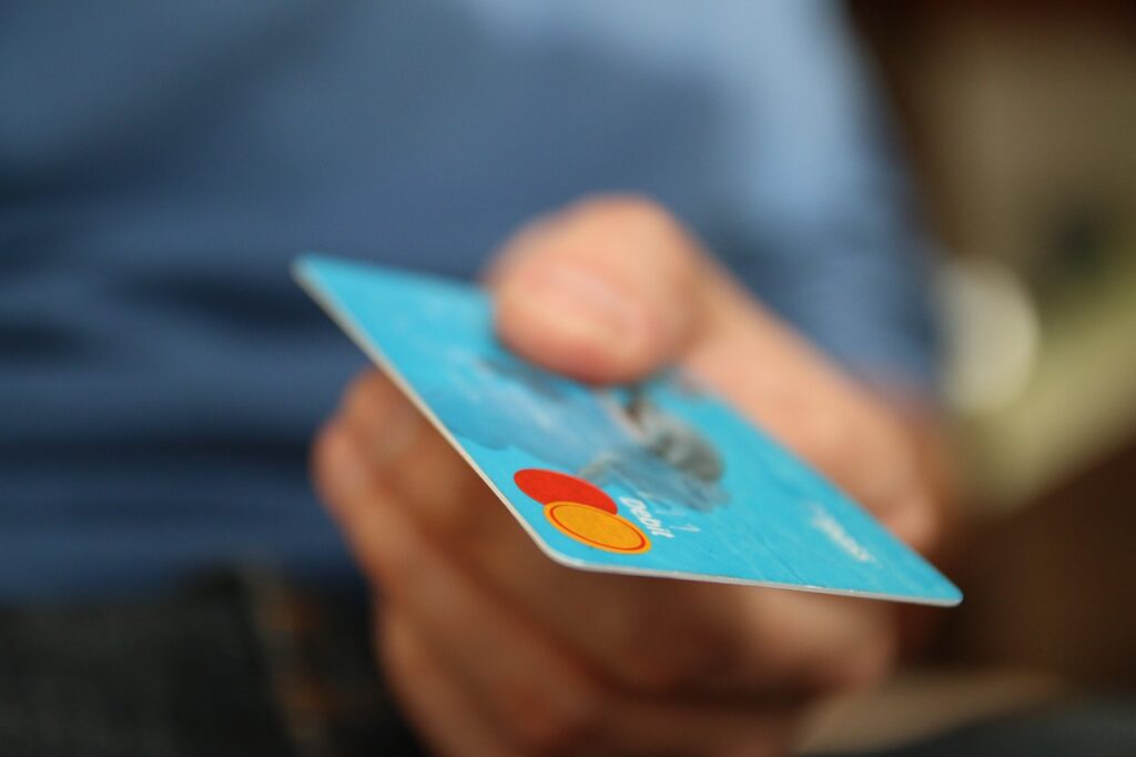 Karta kredytowa a debetowa