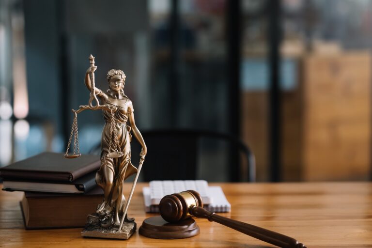 Symbole sprawiedliwości leża na biurku sędziego